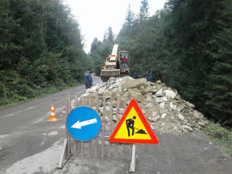 У горах укріплюють узбіччя дороги держзначення (ФОТО)