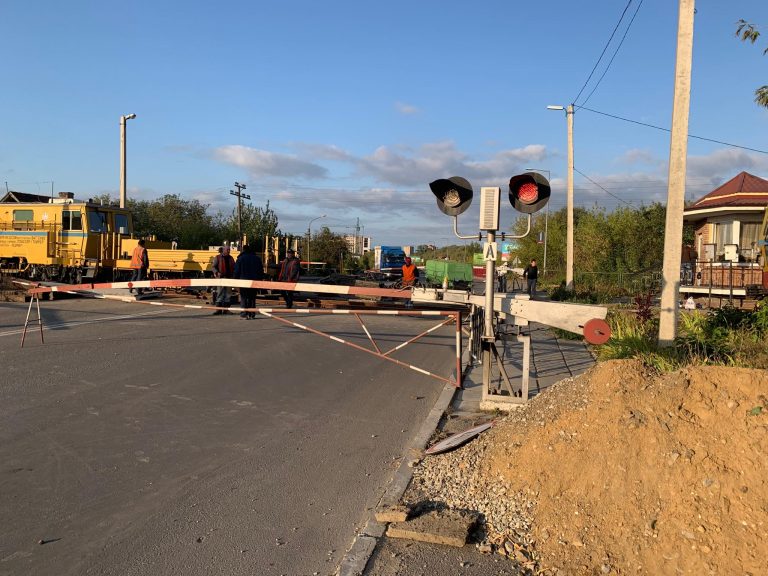 Закритий переїзд на Надрічній спричинив величезні затори на сусідніх вулицях (ФОТО)