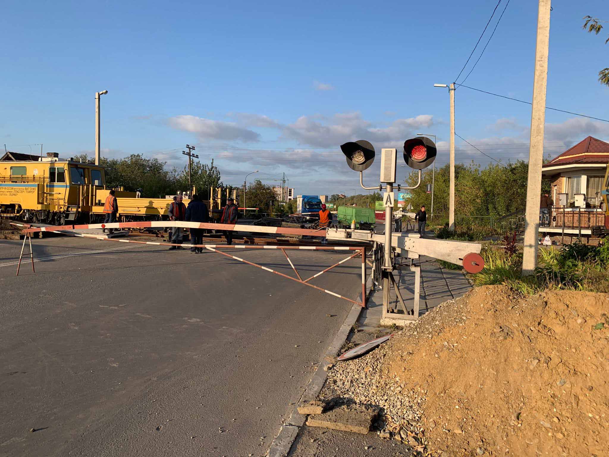 Закритий переїзд на Надрічній спричинив величезні затори на сусідніх вулицях (ФОТО)