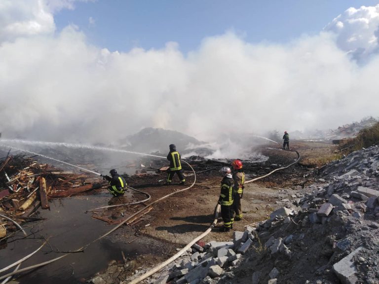 На околиці міста кілька годин гасять масштабну пожежу (ФОТО, ВІДЕО)