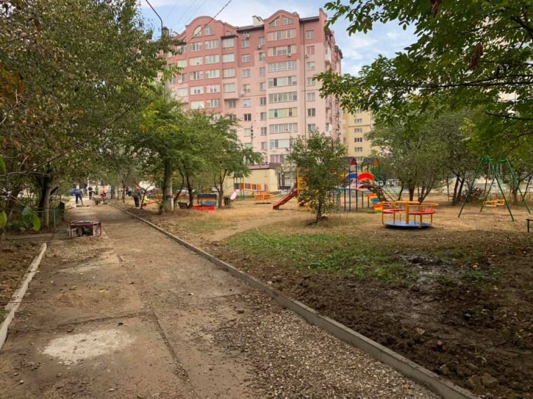 У Франківську на Симоненка облаштовують сквер (ФОТО)