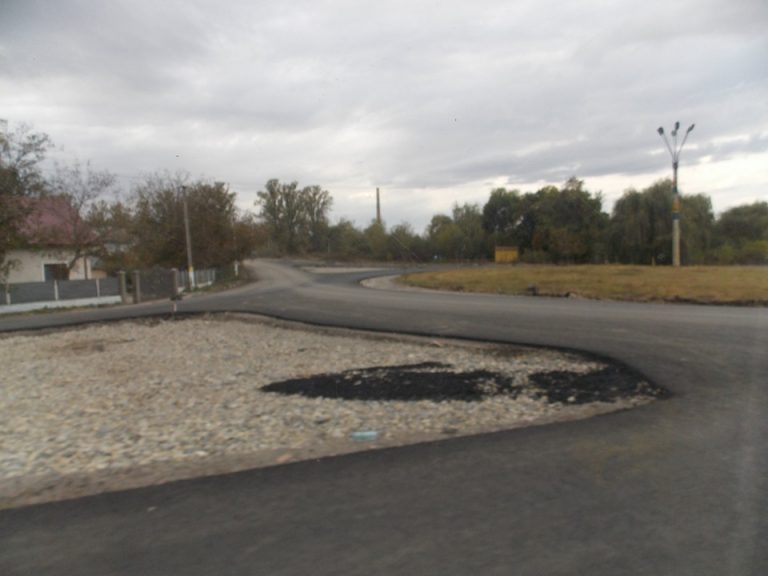 У Городенці завершують реконструкцію кільцевої розв’язки (ФОТО)