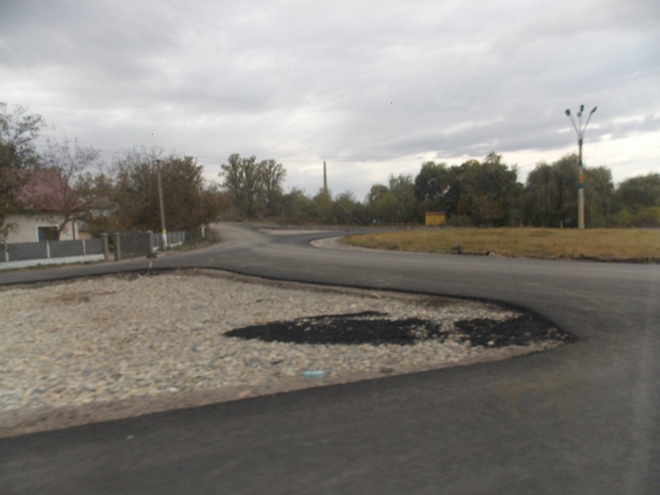 У Городенці завершують реконструкцію кільцевої розв’язки (ФОТО)