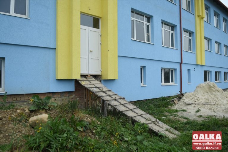 Ходять в туалет на вулицю і сидять по-троє за партою: у Космачі просять допомогти з відкриттям нового корпусу школи (ФОТО)