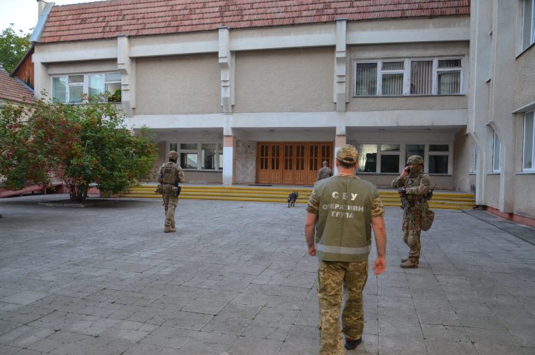 Перед “лінійками” СБУ та поліція обстежили навчальні заклади (ФОТО)