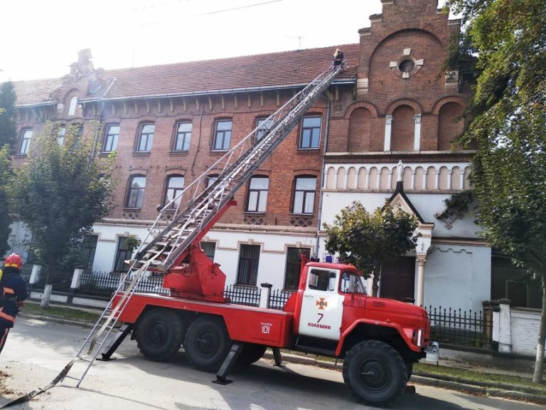 Як коломийські рятувальники гасили “пожежу” в ліцеї (ФОТО)