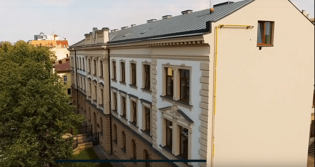 Як виглядає франківська оновлена Католицька школа з висоти пташиного польоту (ВІДЕО)