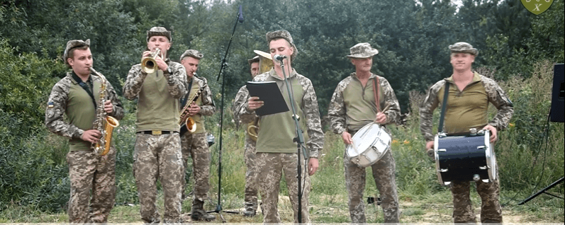 Наші славні Едельвейси сепара зловили, закопали, відспівали – землю удобрили, – бійці прикарпатської “десятки” заспівали коломийки (ВІДЕО)