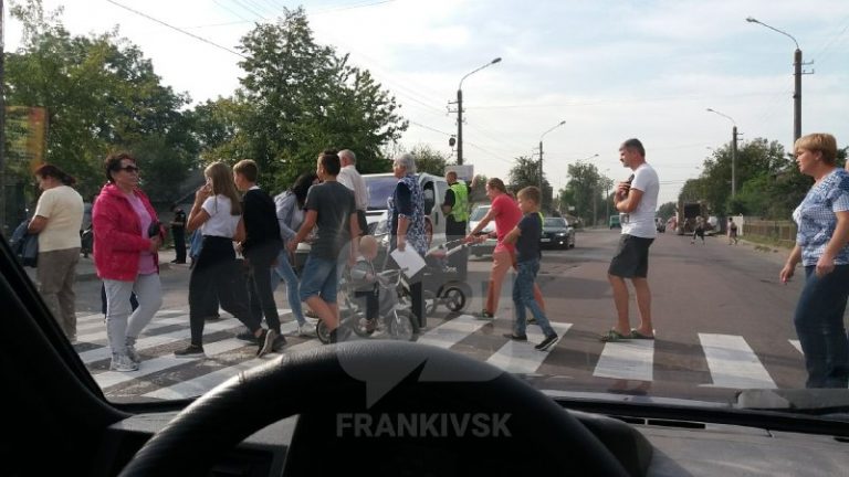 Вулицю Коновальця перекрили мешканці Опришівців, які вимагають ремонту доріг (ФОТО, ОНОВЛЕНО)