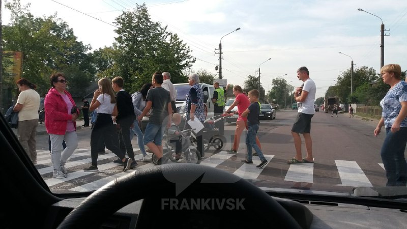 Вулицю Коновальця перекрили мешканці Опришівців, які вимагають ремонту доріг (ФОТО, ОНОВЛЕНО)