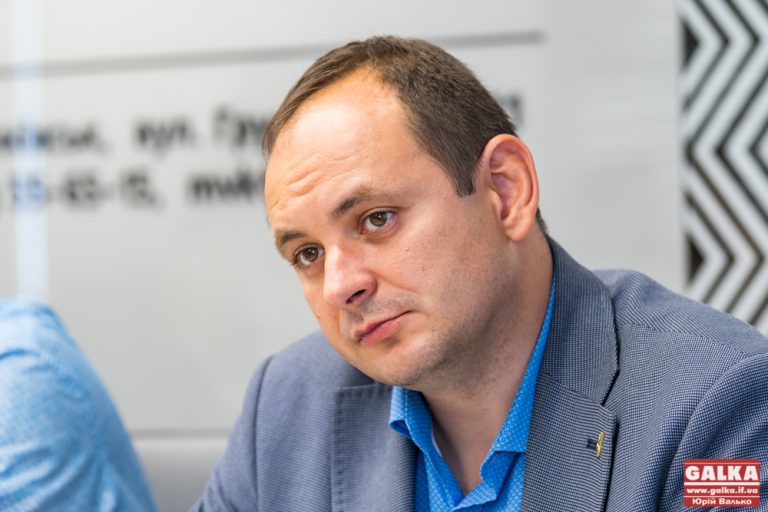 “Я не знаю, на чому стою”, – Марцінків активістам з Опришівців, котрі вимагають ремонту вулиць (ФОТО)