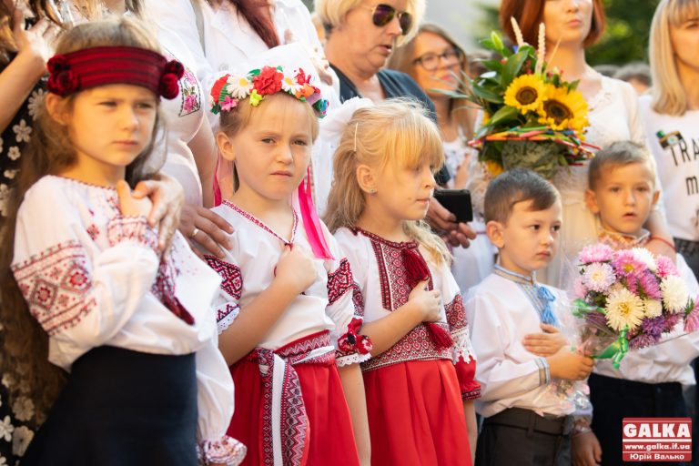 Усміхнені й у вишиванках: 3 600 юних франківців стали першокласниками (ФОТО)