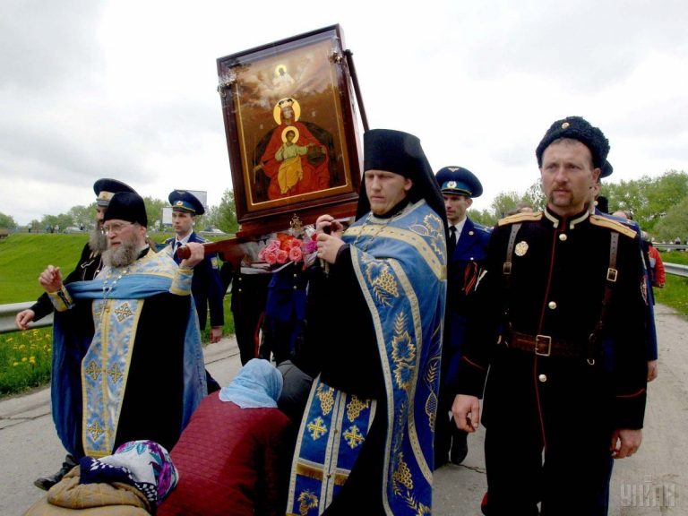 У Росії аварійний фонтан вирішили приборкати за допомогою молитви