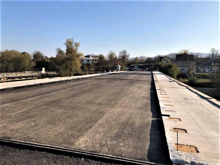 У Косові завершують будівництво моста через Рибницю (ФОТО)