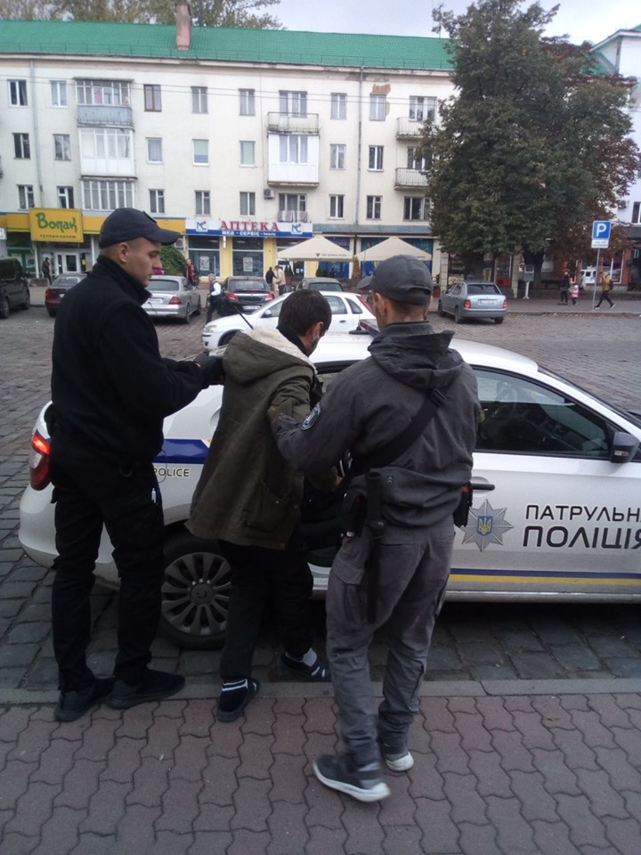 Справляв нужду на фасад і вживав алкоголь: на вокзалі спіймали “активного” порушника (ФОТО)