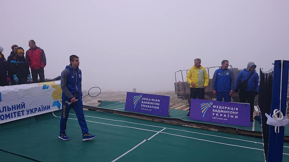 Українські спортсмени зіграли у бадмінтон на вершині гори Піп Іван (ФОТО)