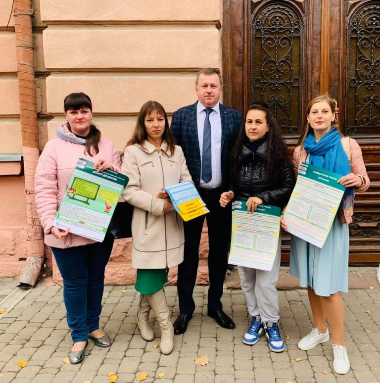 Франківські матусі передали до шкіл інформативні плакати про права батьків (ФОТО)