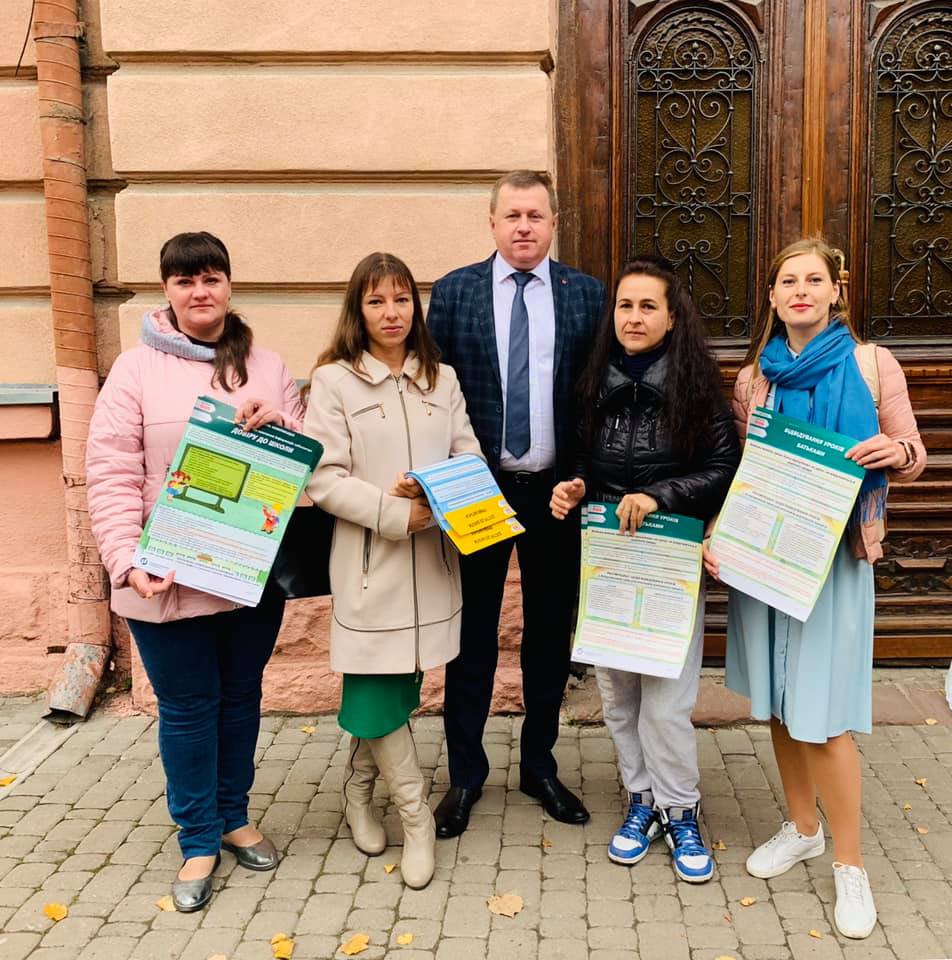 Франківські матусі передали до шкіл інформативні плакати про права батьків (ФОТО)