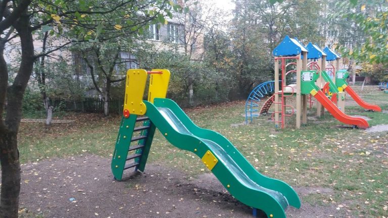 Сучасний дитячий майданчик облаштували на Довженка (ФОТО)