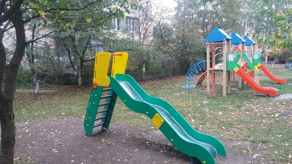 Сучасний дитячий майданчик облаштували на Довженка (ФОТО)