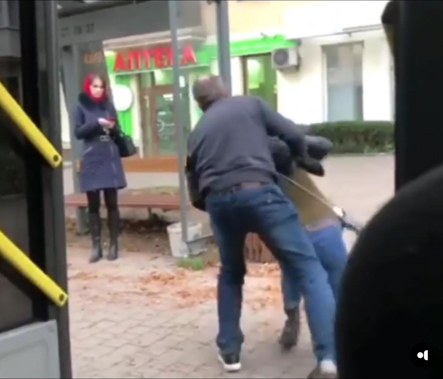 Водія комунального автобуса, котрий вдарив пасажирку, звільнили