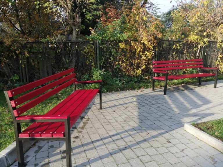 Франківські учні здали макулатуру й купили лавочки для шкільного подвір’я (ФОТО)