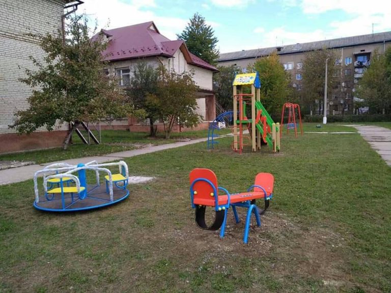 На п’ятьох вулицях Коломиї встановили нові дитячі майданчики (ФОТО)