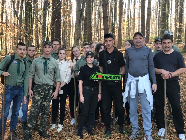 Як школярі з атовцями на Рожнятівщині ліс садили (ФОТО)