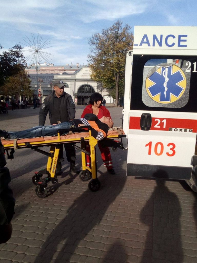 У центрі міста “муніципали” врятували чоловіка під час нападу епілепсії (ФОТО)