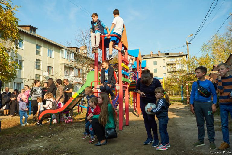 Дитячий майданчик облаштували у Крихівцях (ФОТО)