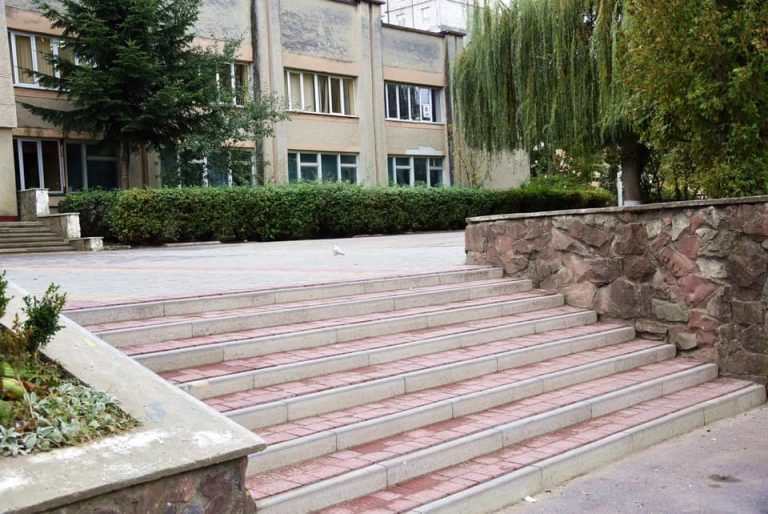 Ще один шкільний двір у Франківську став брукованим (ФОТО)