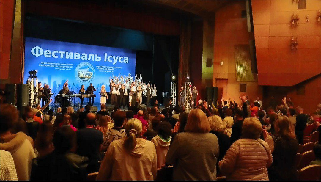 Секта “Перемога” зібрала аншлаг у франківському драмтеатрі (ФОТО, ВІДЕО)