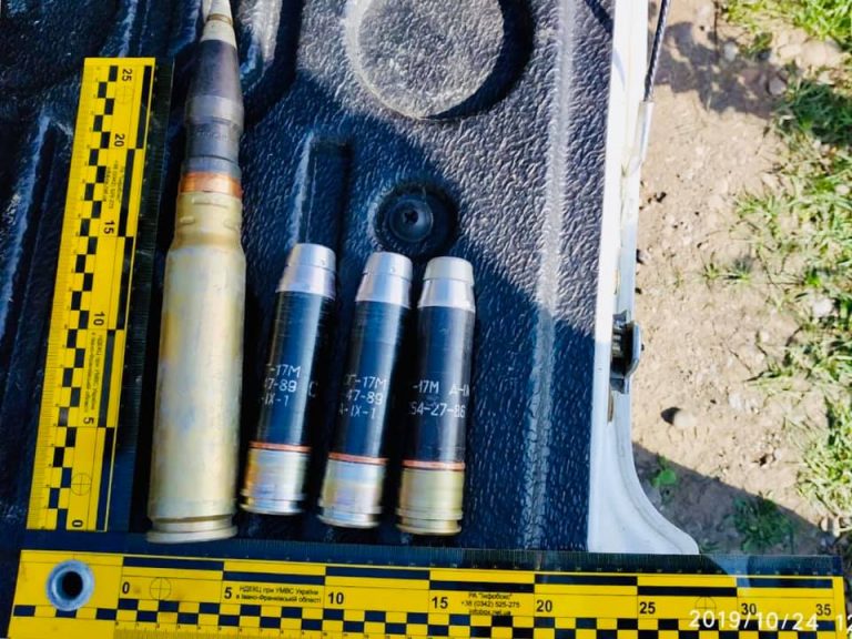 На Тисмениччині на узбіччі дороги виявили пакет із боєприпасами (ФОТО)