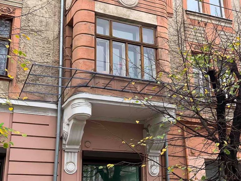 У центрі міста встановили захисну сітку на будинок, аби не обсипався фасад (ФОТО)