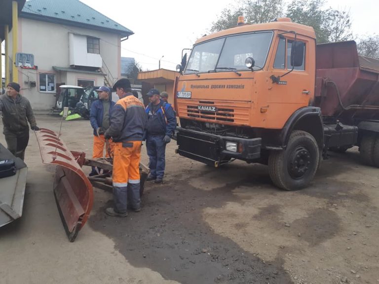 Комунальники обласного центру готують техніку до зимового прибирання доріг (ФОТО)