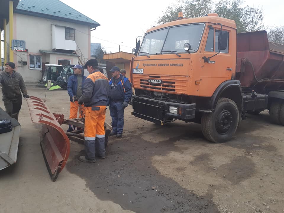 Комунальники обласного центру готують техніку до зимового прибирання доріг (ФОТО)