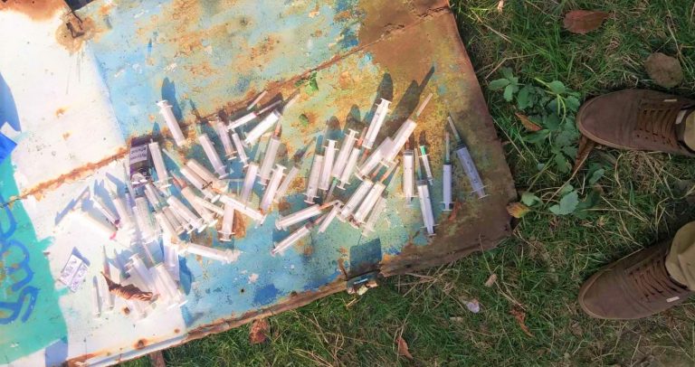 У закинутій споруді між багатоквартирними будинками організували наркопритон (ФОТО)