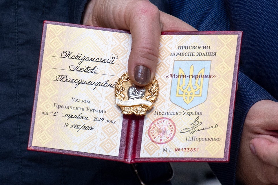 Франківка, яка виховує шістьох малолітніх дітей, отримала звання “Мати-героїні” (ФОТО)