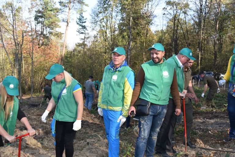 Сергій Бубка разом із олімпійцями висаджував ліс у Карпатах (ФОТО)