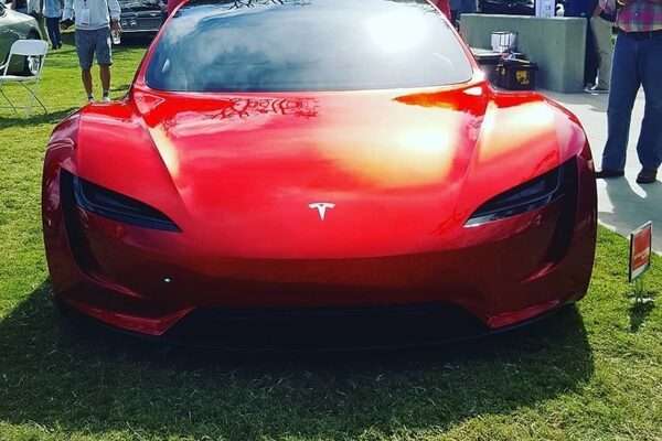 У Tesla представили супершвидкий та супервитривалий електрокар (ФОТО)