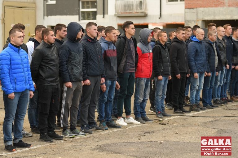 60 юних прикарпатців урочисто відправили на строкову службу (ФОТО)