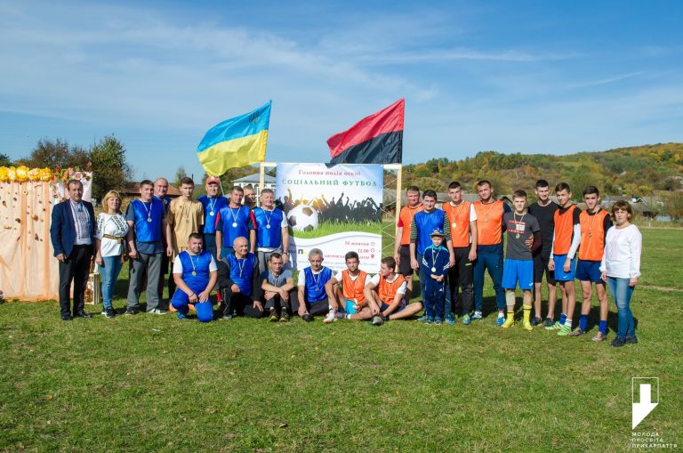 На Прикарпатті жінки і люди старшого віку грали у “соціальний” футбол (ФОТО)