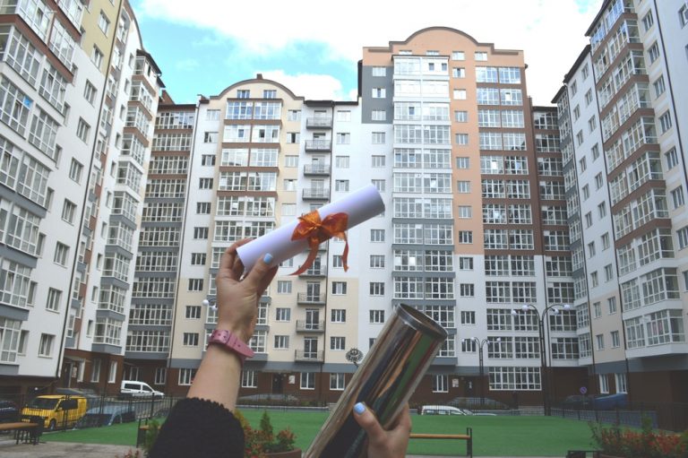 У Франківську в «Містечку центральному» заклали капсулу у фундамент нової сучасної школи (ФОТО)