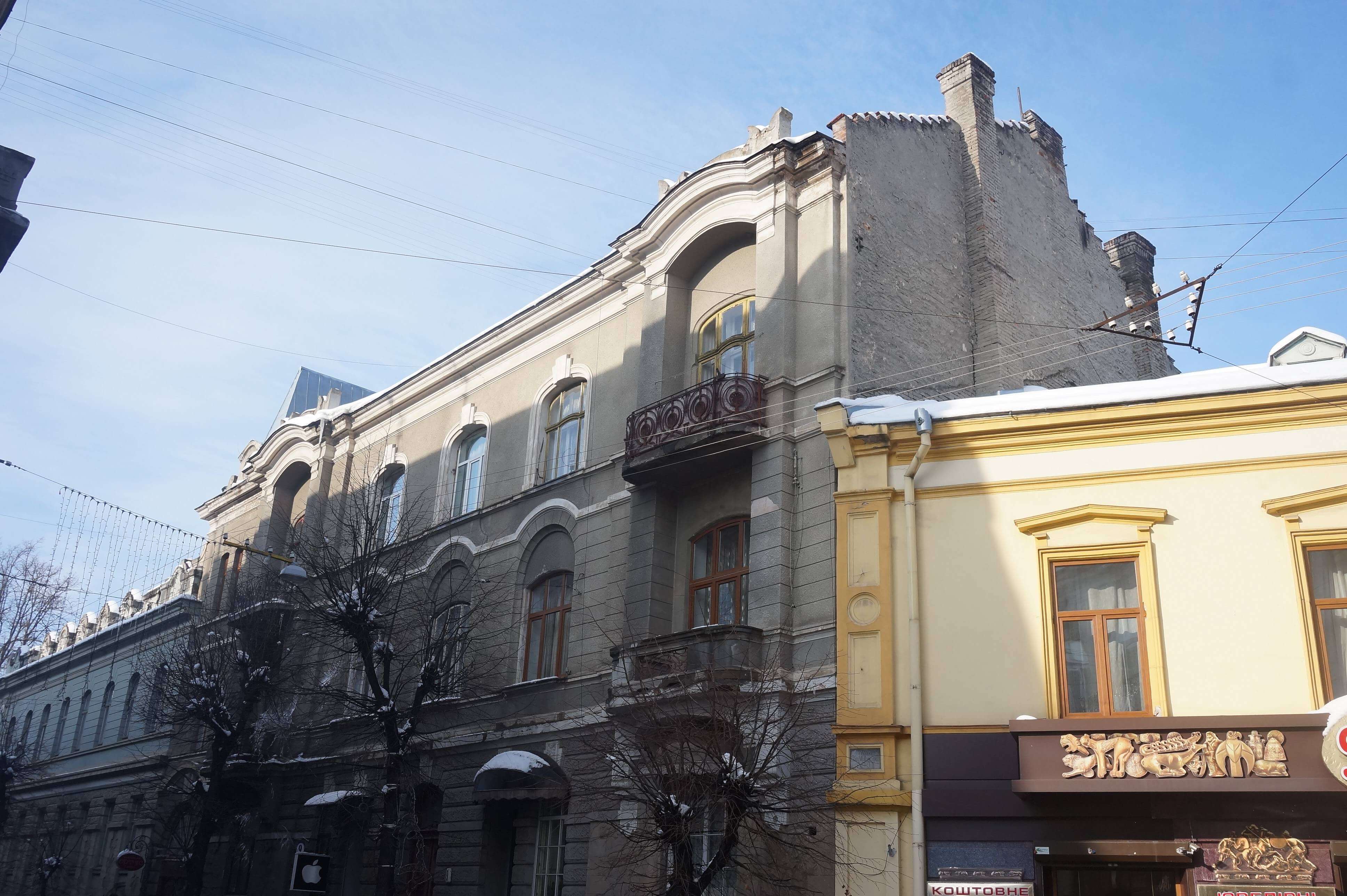 На Грушевського незабаром встановлять відреставровані двері
