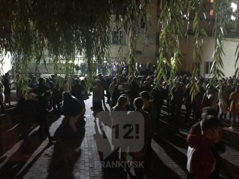 Близько пів тисячі людей евакуювали через пожежу в гуртожитку на Тролейбусній (ФОТО)