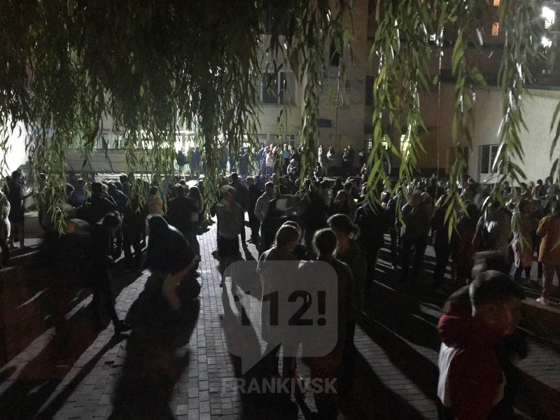 Близько пів тисячі людей евакуювали через пожежу в гуртожитку на Тролейбусній (ФОТО)