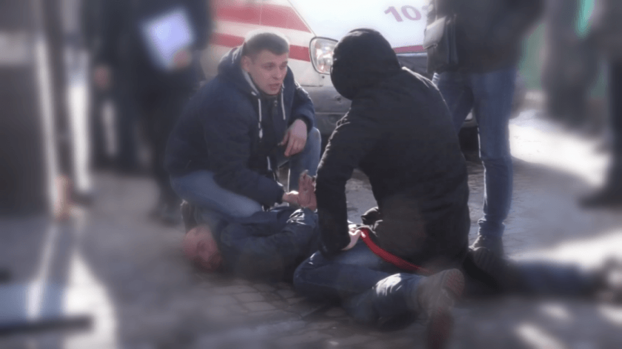Чоловік, який у Калуші обстріляв офіс радіостанції та поранив поліціянта, вийшов на волю