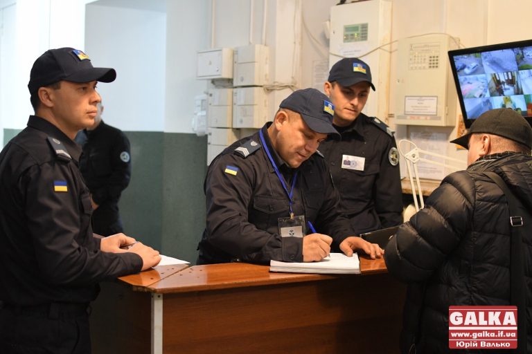 Служба судової охорони взяла під варту “будинок правосуддя” в Івано-Франківську (ФОТО)
