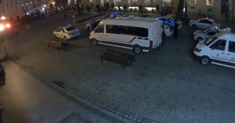 Футбольні фанати з України, Франції та Німеччини влаштували масову бійку у центрі Львова (ВІДЕО)