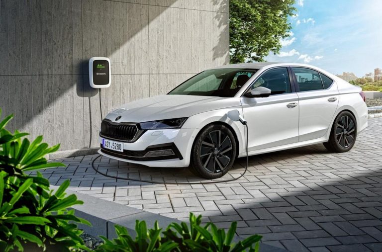 Skoda представила нову Octavia, яка вперше стала гібридом (ФОТО)